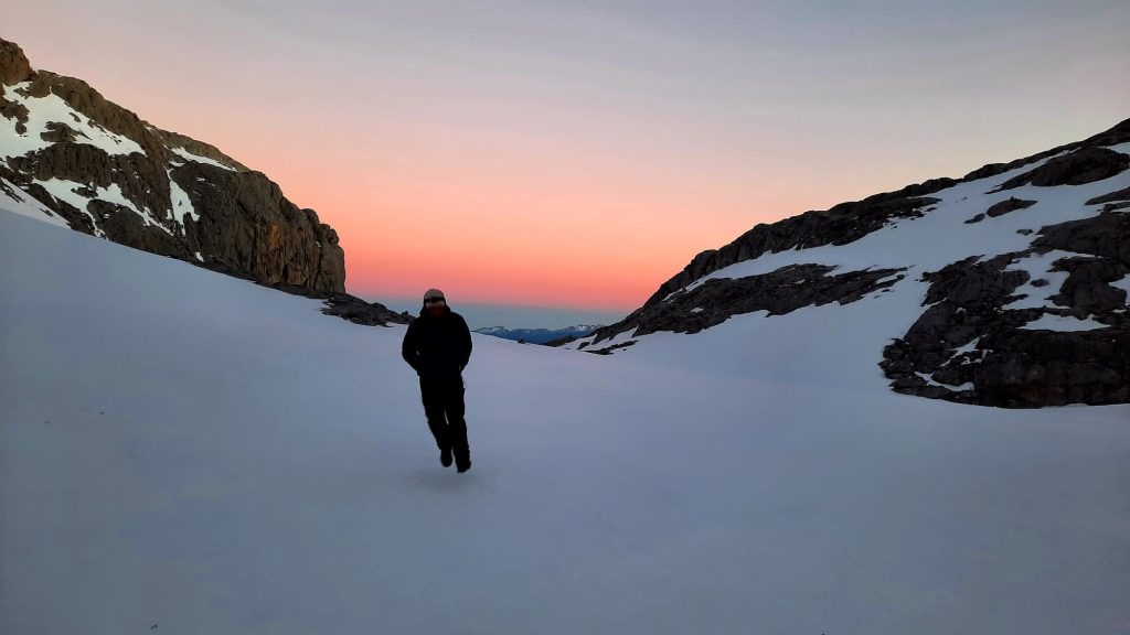 Caminando por la nieve entre montañas